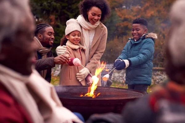 Mehrgenerationenfamilie Hat Spaß Beim Gemeinsamen Toasten Von Marshmallows Herbstgarten — Stockfoto