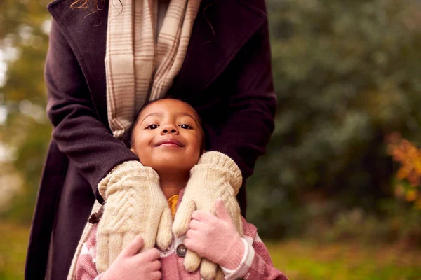 Close Portrait Daughter Mother Family Walk Autumn Countryside Together — Foto Stock