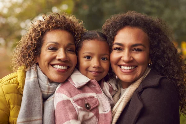 Porträt Einer Mehrgenerationenfamilie Die Gemeinsam Durch Die Herbstliche Landschaft Spaziert — Stockfoto