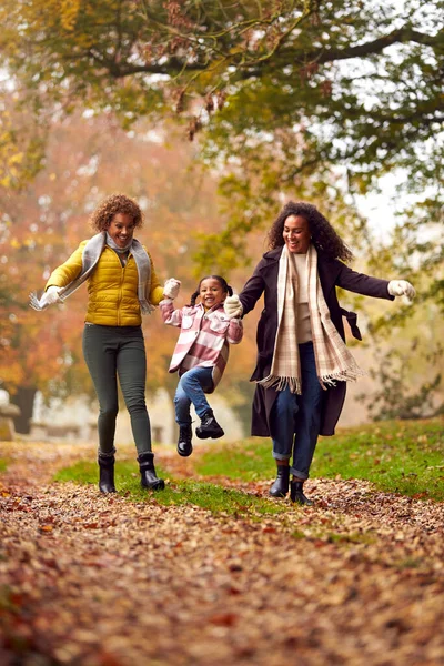 Flera Generationer Kvinnlig Familj Svingande Barnbarn Vandring Genom Hösten Countryside — Stockfoto