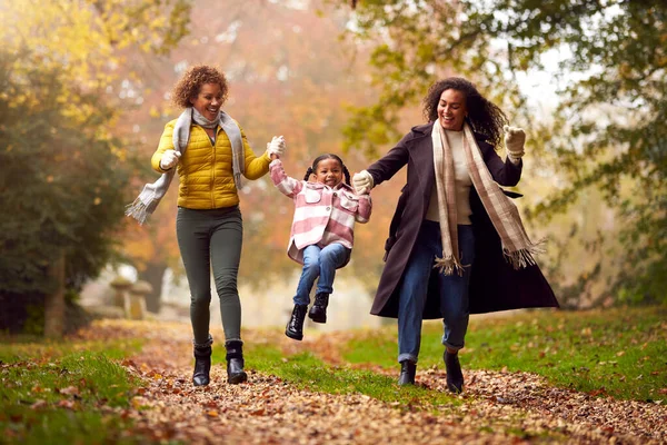 Flera Generationer Kvinnlig Familj Svingande Barnbarn Vandring Genom Hösten Countryside — Stockfoto