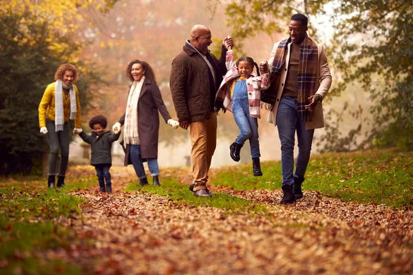 Usmívající Multigenerační Rodina Baví Dětmi Procházky Podzimní Krajiny Spolu — Stock fotografie