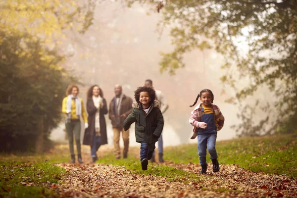 Leende Flergenerationsfamilj Som Har Roligt Med Barn Som Vandrar Genom — Stockfoto