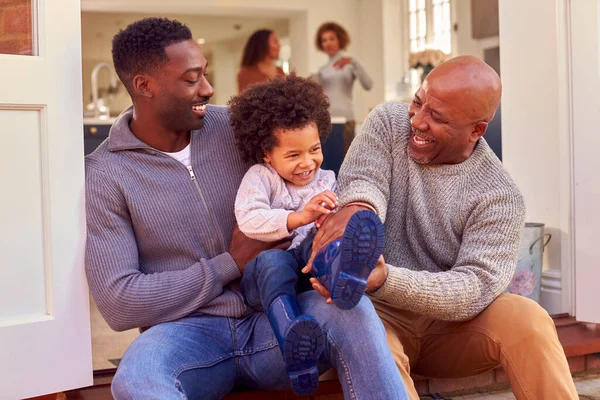 Abuelo Con Padre Hijo Sentarse Paso Casa Poniéndose Botas Antes — Foto de Stock