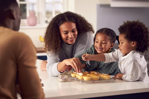 Family Baking Cupcakes Sitting Kitchen Counter Home — Stockfoto