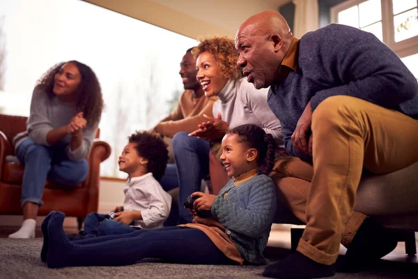 Familia Multi Generación Divirtiéndose Jugando Videojuegos Salón Casa Juntos — Foto de Stock