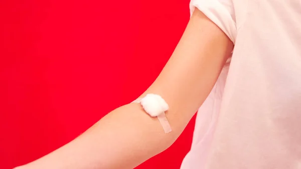 注射或注射红色背景疫苗后 有棉质毛织物的妇女被注射至腋窝 — 图库照片