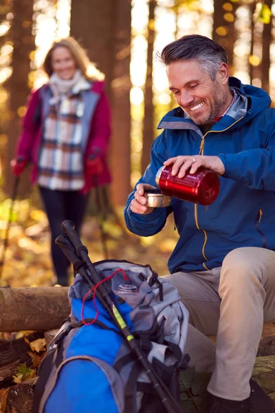 Mature Retired Couple Stop Rest Hot Drink Walk Fall Winter — Foto Stock