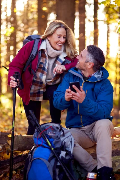 Olgun Emekli Çift Sonbaharda Veya Kış Kırsalında Cep Telefonunda Harita — Stok fotoğraf