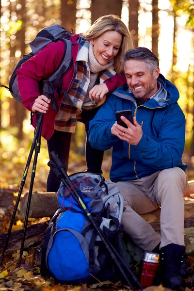 Olgun Emekli Çift Sonbaharda Veya Kış Kırsalında Cep Telefonunda Harita — Stok fotoğraf