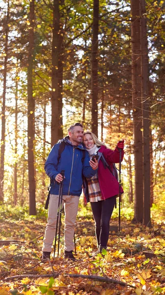 Anziani Pensione Coppia Piedi Autunno Campagna Invernale Utilizzando Mappa App — Foto Stock