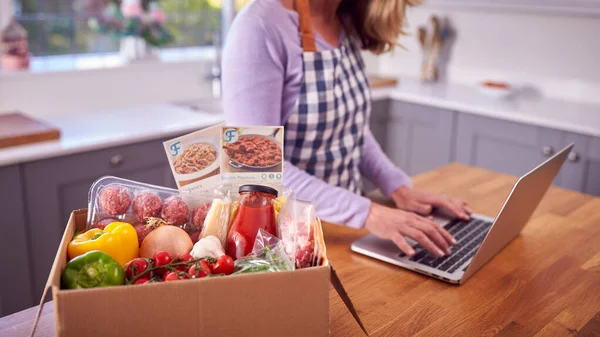 Volwassen Vrouw Keuken Met Laptop Vinden Recept Voor Online Eten — Stockfoto