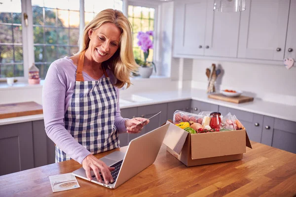 Volwassen Vrouw Keuken Met Laptop Vinden Recept Voor Online Eten — Stockfoto