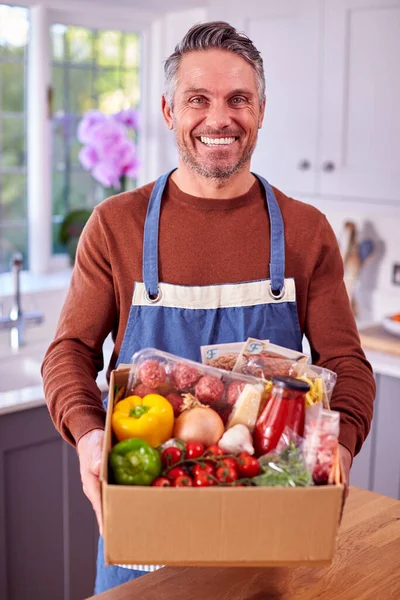 Portrait Mature Man Unpacking Online Meal Food Recipe Kit Delivered — стоковое фото