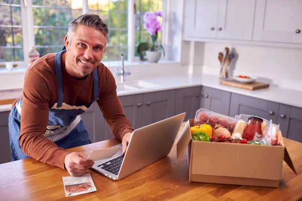 Volwassen Man Keuken Met Laptop Vinden Recept Voor Online Maaltijd — Stockfoto