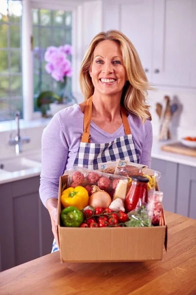 Portrait Mature Woman Unpacking Online Meal Food Recipe Kit Delivered — Stock Photo, Image