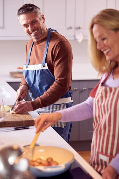 Starší Pár Doma Kuchyni Nakrájení Ingredience Vaření Pánvi Připravit Jídlo — Stock fotografie
