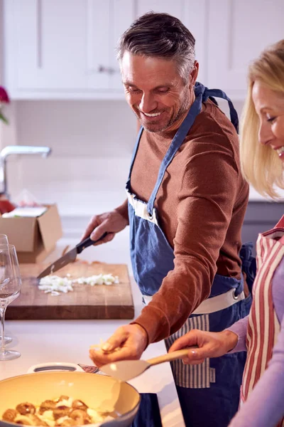 Volwassen Paar Thuis Keuken Hakken Ingrediënten Koken Pan Bereiden Maaltijd — Stockfoto