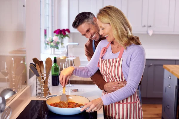 Houden Van Volwassen Paar Thuis Keuken Bereiden Van Maaltijd Samen — Stockfoto