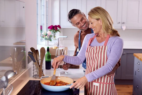 Houden Van Volwassen Paar Thuis Keuken Bereiden Van Maaltijd Samen — Stockfoto