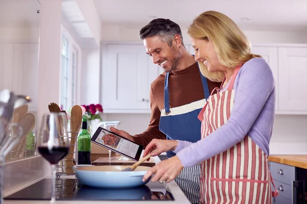 Casal Maduro Casa Seguindo Receita Tablet Digital Cozinha Como Preparar — Fotografia de Stock