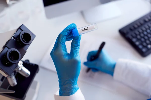 Close Female Lab Worker Wearing Ppe Researching Variant Covid Microscope — Stock Photo, Image