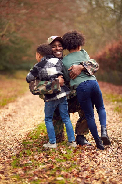 Amerikansk Soldat Uniform Med Kitbag Återvänder Hem Permission Till Familjen — Stockfoto