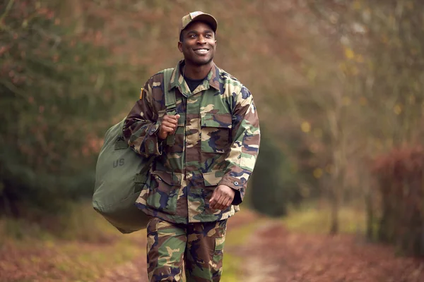 Αμερικανός Στρατιώτης Στολή Που Μεταφέρει Kitbag Επιστρέφοντας Στο Σπίτι Άδεια — Φωτογραφία Αρχείου
