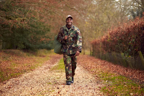 American Soldier Uniform Carrying Kitbag Returning Home Leave — Stock fotografie