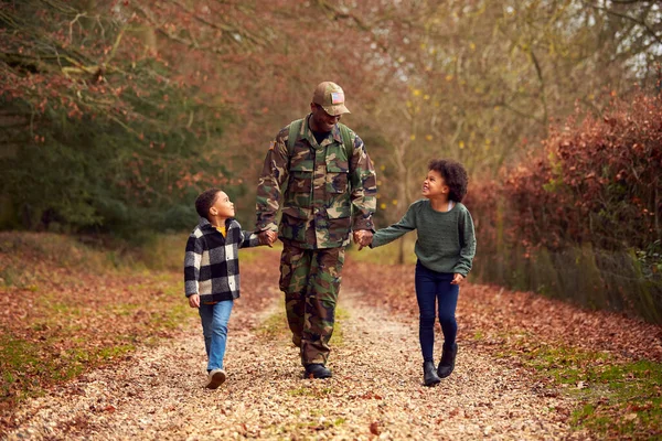 American Soldier Uniform Returning Home Leave Family Holding Hands Two — Stok fotoğraf