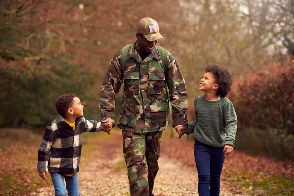 Американський Солдат Уніформі Повертається Додому Сім Тримаючи Руки Двома Дітьми — стокове фото
