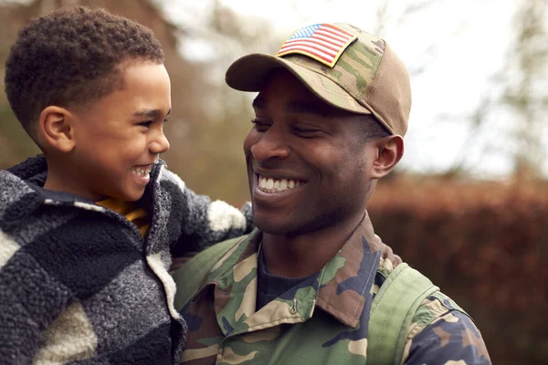 身着制服的美国士兵带着儿子回家休假 — 图库照片