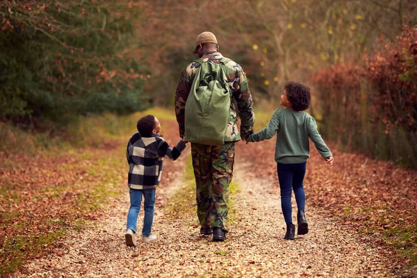 Rear View American Soldier Uniform Returning Home Family Holding Hands — Fotografia de Stock