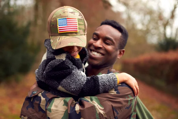 Amerikaanse Soldaat Uniform Keert Terug Naar Huis Met Zoon Het — Stockfoto