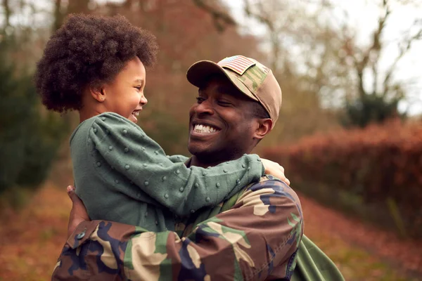 Amerikansk Soldat Uniform Återvänder Hem Permission Till Familjen Bär Dotter — Stockfoto