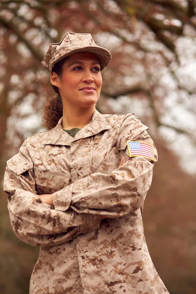 Portrait Une Femme Soldat Américaine Uniforme Rentrant Chez Elle Congé — Photo