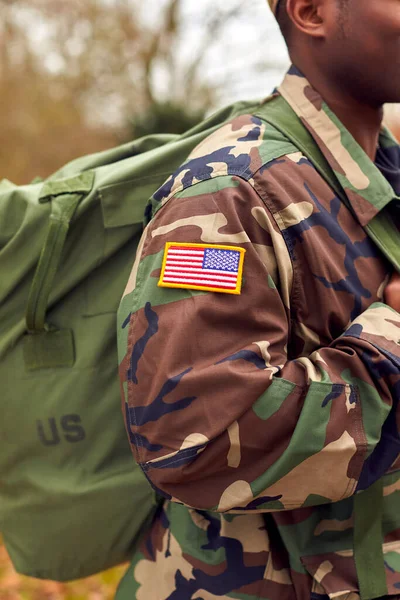 Närbild Amerikanska Flaggan Uniform Soldat Bär Kitbag Återvänder Hem Permission — Stockfoto