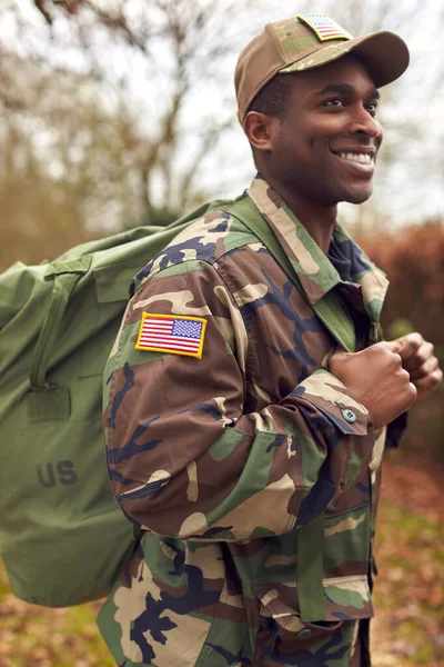 Amerikaanse Vlag Uniform Van Soldaat Dragen Kitbag Terug Naar Huis — Stockfoto