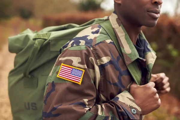 Zbliżenie Amerykańskiej Flagi Mundurze Żołnierza Niosącego Kitbag Powrót Domu Urlopie — Zdjęcie stockowe