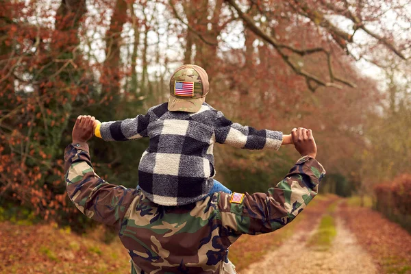 American Soldier Returning Home Family Leave Carrying Son Wearing Army — ストック写真