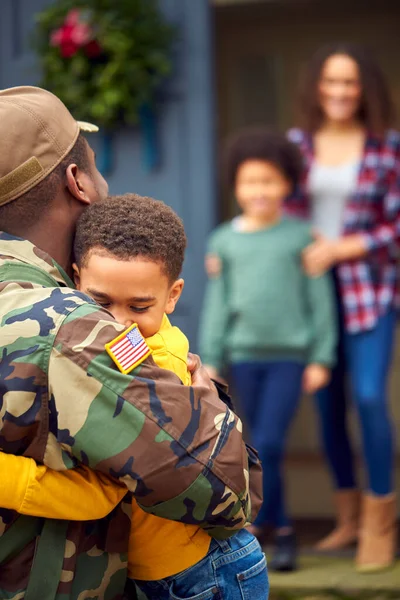 American Soldier Uniform Returning Home Family Hugging Children House — Stockfoto