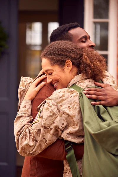 Female American Soldier Uniform Wearing Returning Home Leave Hugging Man — Zdjęcie stockowe