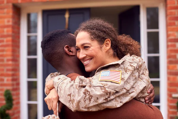 Female American Soldier Uniform Wearing Returning Home Leave Hugging Man — Foto de Stock