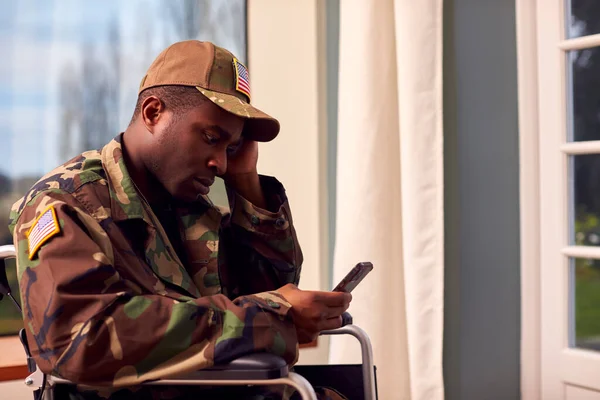 Injured American Soldier Wearing Uniform Sitting Wheelchair Looking Mobile Phone — Stock Photo, Image