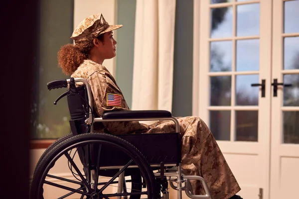 Injured Female American Soldier Wearing Uniform Sitting Wheelchair Looking Out — Stock fotografie