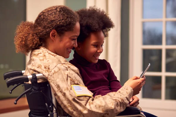Τραυματισμένη Αμερικανίδα Στρατιώτης Φορώντας Στολή Κάθεται Αναπηρική Καρέκλα Κοιτάζοντας Τηλέφωνο — Φωτογραφία Αρχείου