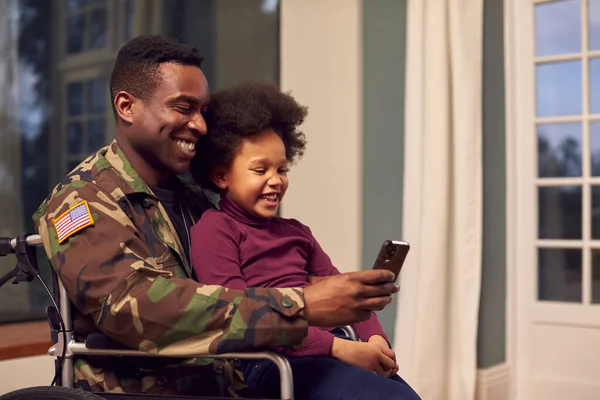 Injured American Soldier Wearing Uniform Sitting Wheelchair Looking Phone Daughter — Stockfoto