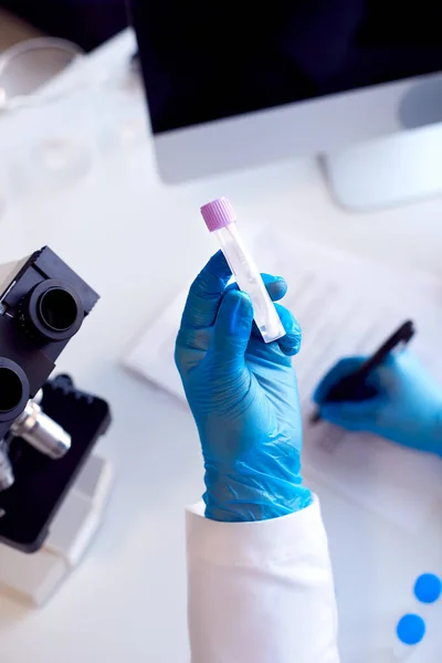 Close Lab Worker Conducting Research Using Microscope Holding Tube Pcr — Fotografia de Stock