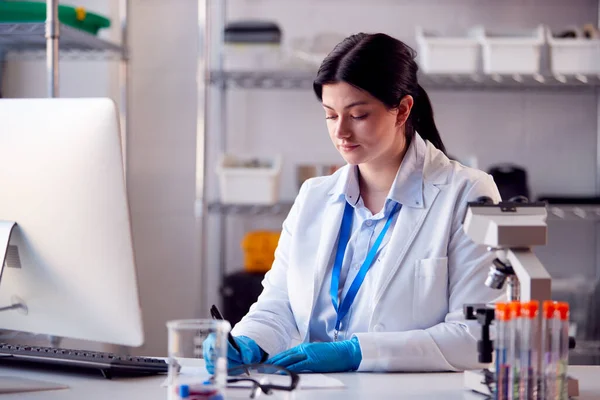 Trabajadora Laboratorio Que Usa Capa Blanca Resultados Prueba Grabación Computadora — Foto de Stock