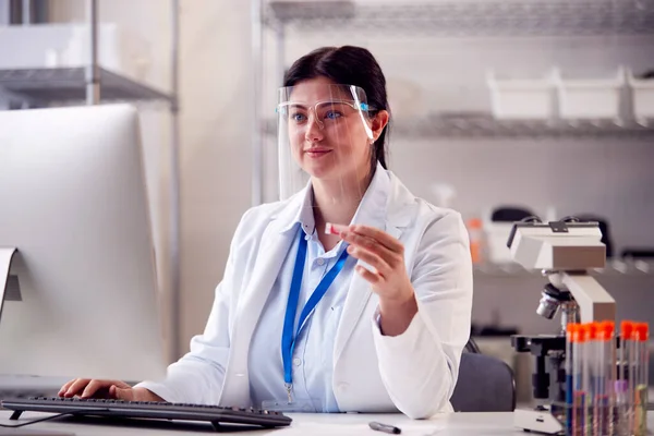 Female Lab Worker Wearing White Coat Recording Test Results Computer — Fotografia de Stock